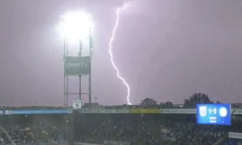 Zwolle - Groningen gestaakt wegens onweer