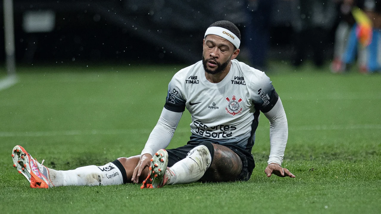 Memphis Depay geblesseerd naar de kant bij Corinthians