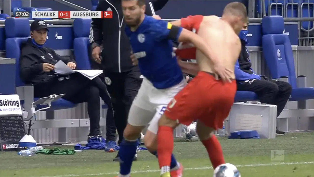 De Bundesliga in tijden van corona: niet samen juichen, maar wel iemand z'n shirt uitrekken..