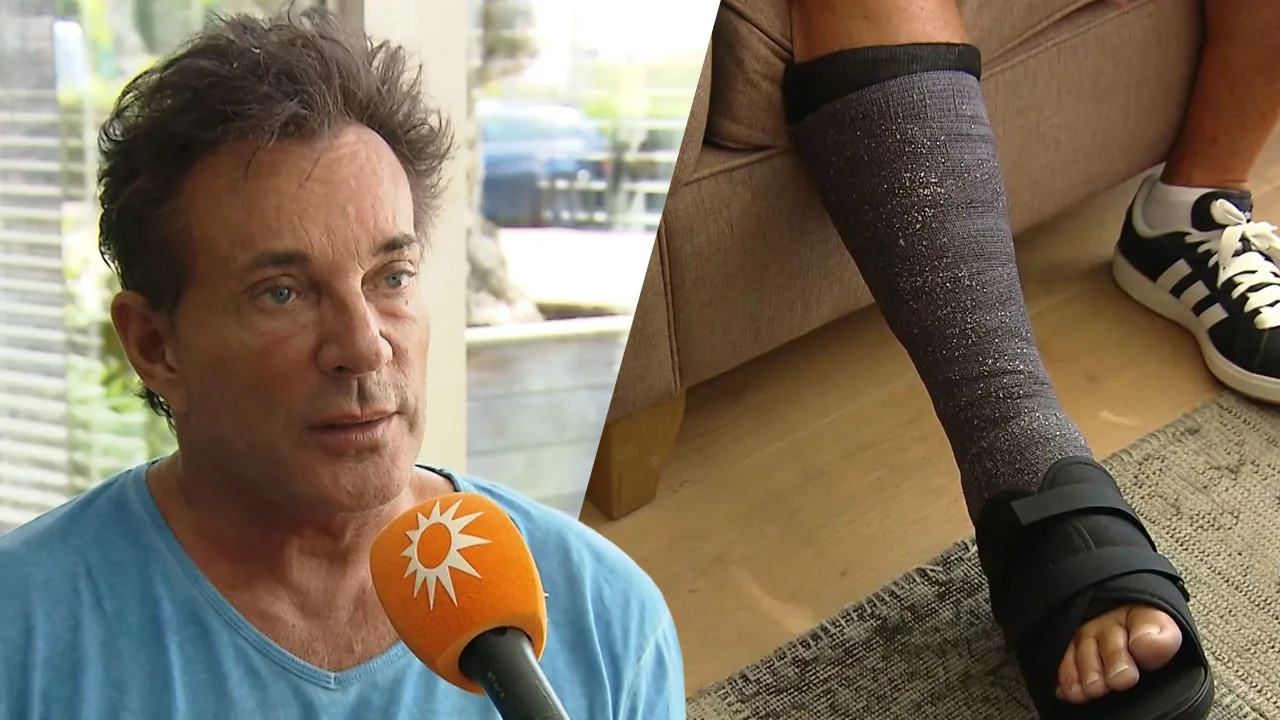 Gerard Joling in het gips om gescheurde achillespees
