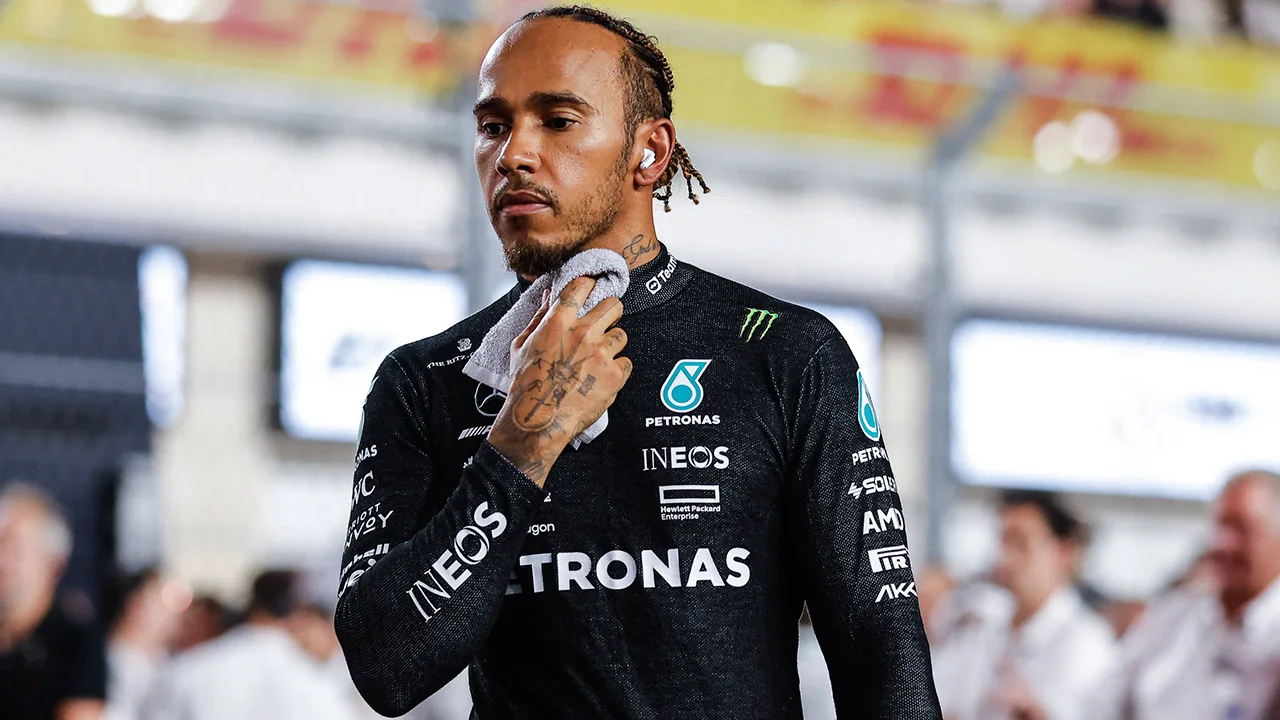 Hamilton mogelijk zwaarder bestraft na oversteken baan in Qatar
