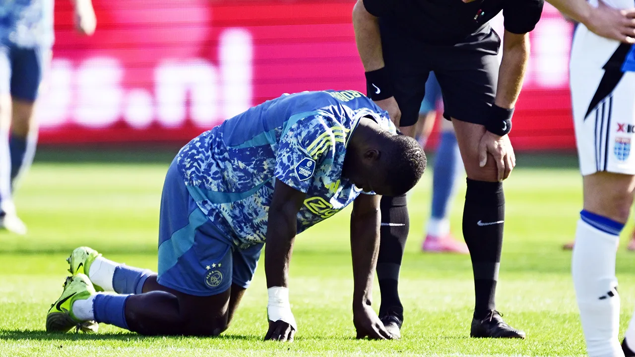 Brian Brobbey valt geblesseerd uit bij Ajax in de uitwedstrijd tegen PEC Zwolle