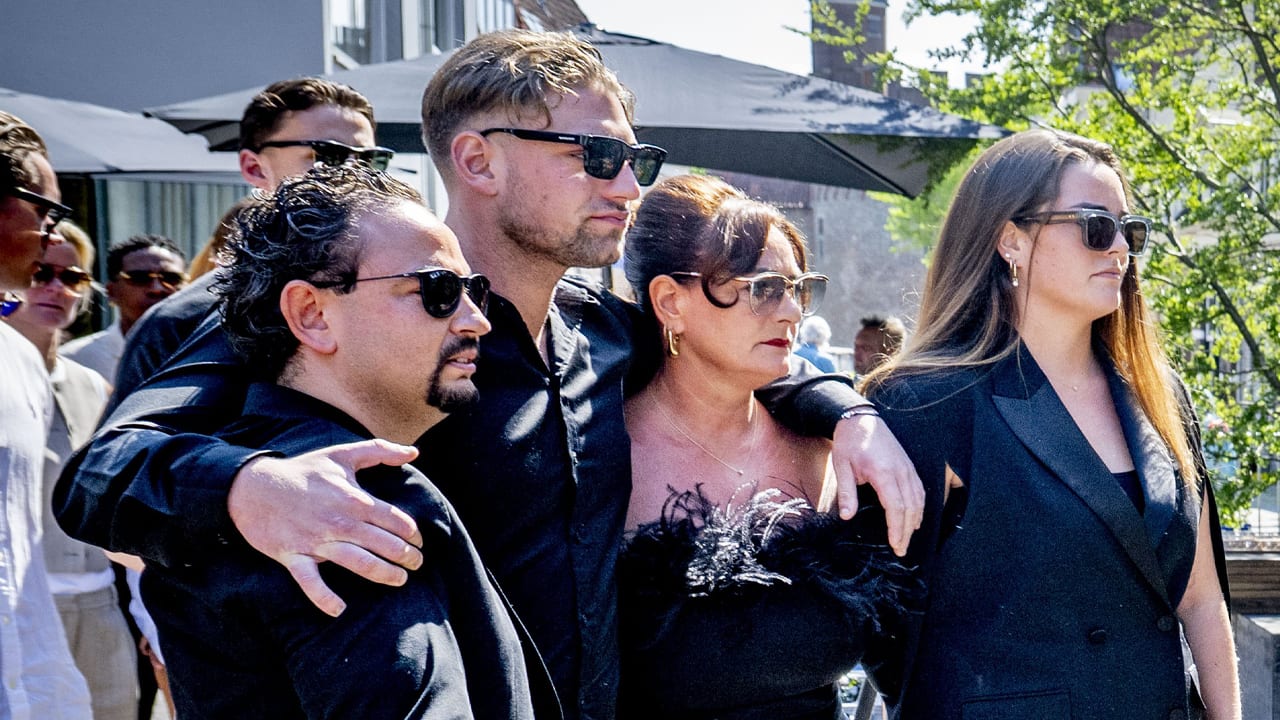 Vrouw en kinderen Jonnie Boer sluiten afscheid voor genodigden af