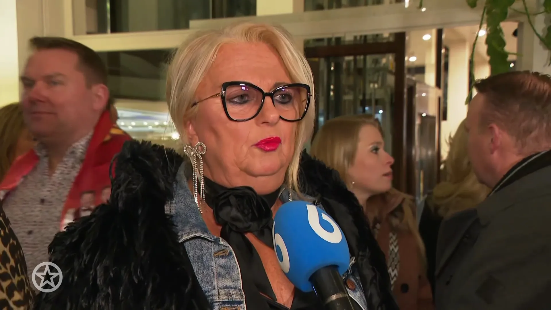 Mike Hansler en zijn moeder Monique halen uit naar Antine