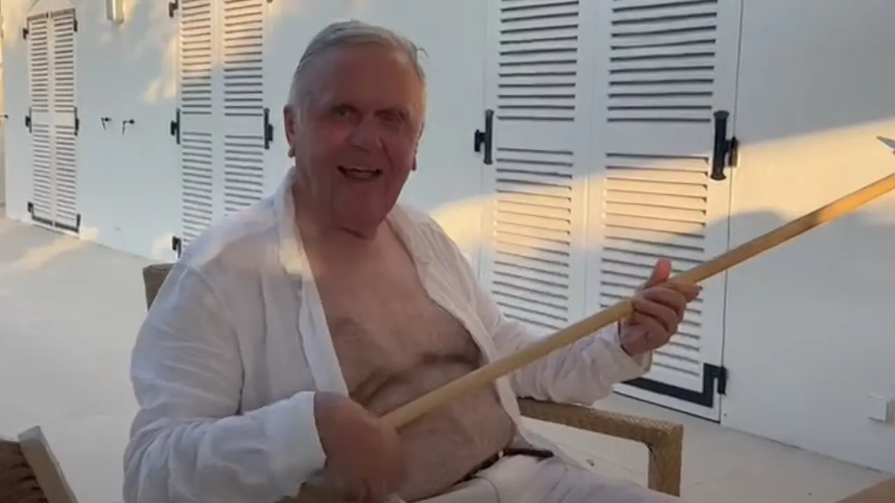 Heerlijke beelden: Harry Mens zingt en speelt gitaar op bezem in Saint-Tropez