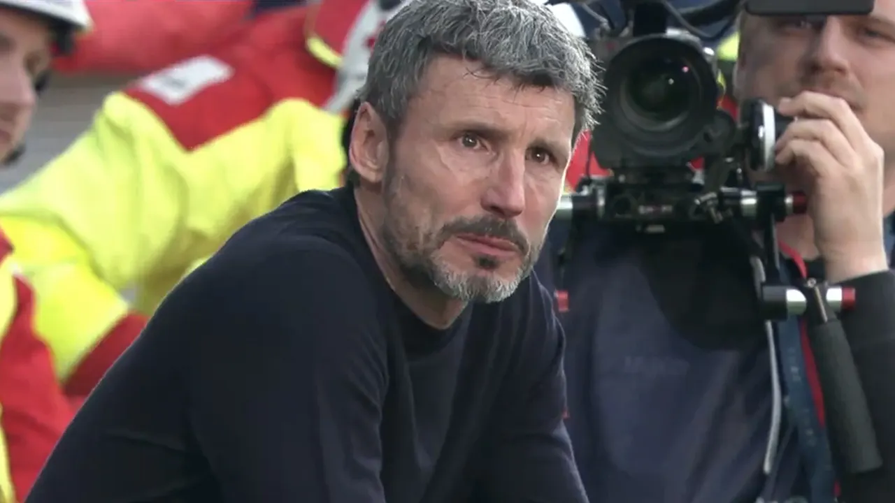 Video: Mark van Bommel vecht tegen tranen tijdens laatste minuten als Antwerp-trainer