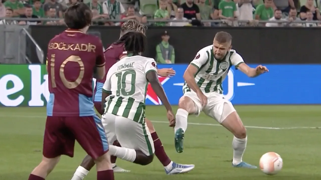 ROOD: Civic krijgt rood na snoeiharde tackle