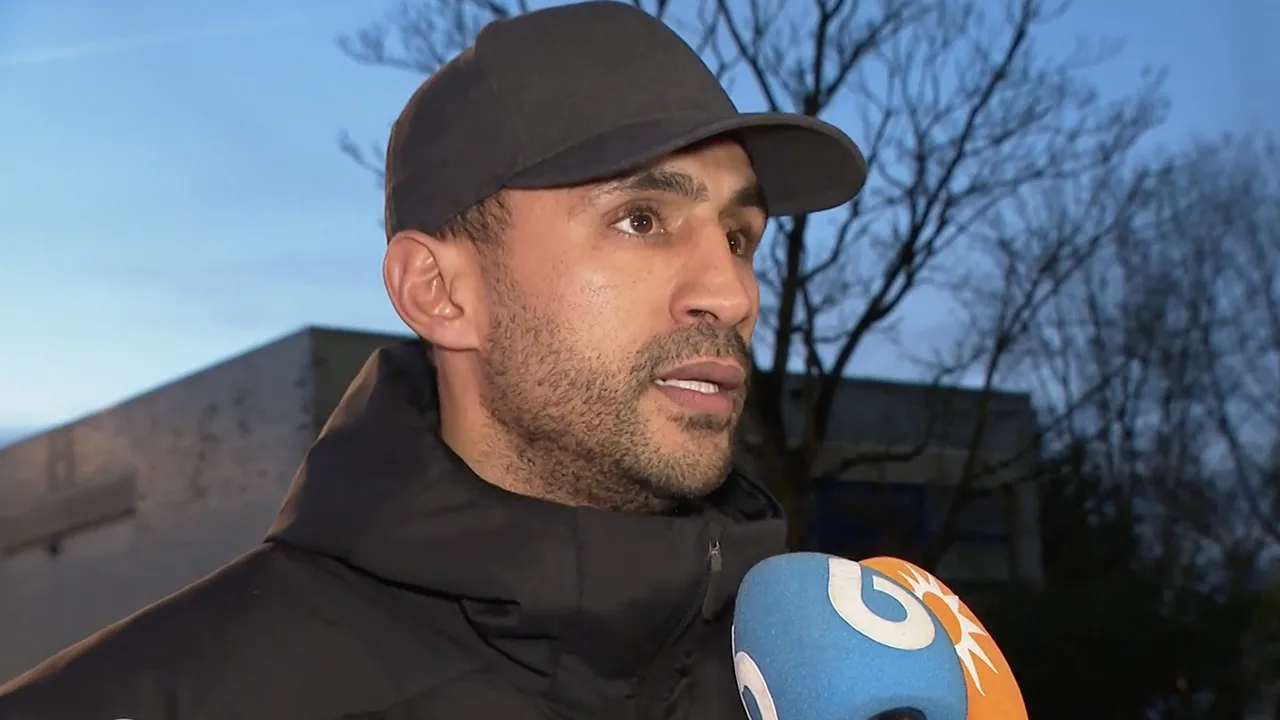Video: Badr Hari reageert zichtbaar emotioneel na vrijlating: 'Dat gun ik geen enkele vader'