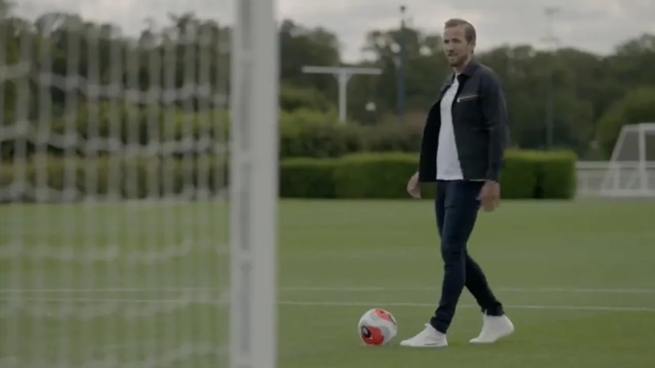 Harry Kane onthult geslacht van derde kind zoals alleen een topspits dat kan