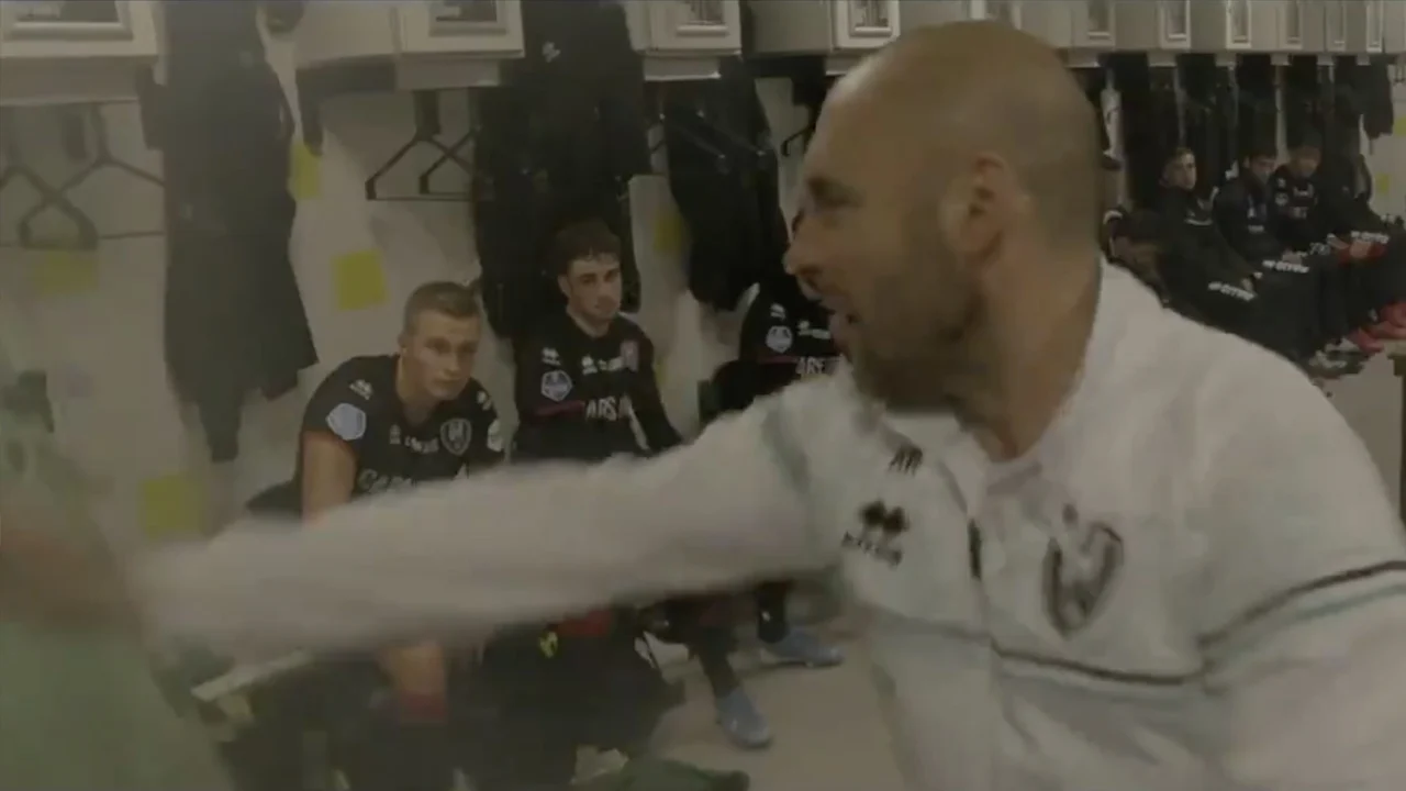 KLEEDKAMERBEELDEN: ADO-trainer Rankovic compleet door het lint in rust bekerduel