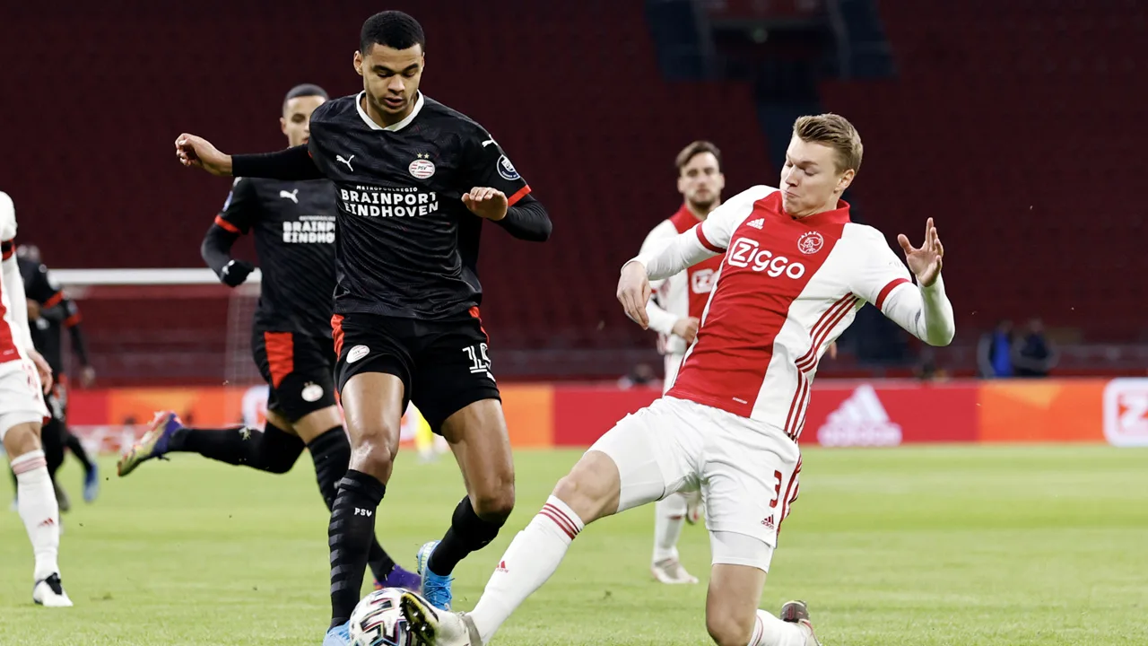 PSV leidt bij rust met 1-2 tegen Ajax