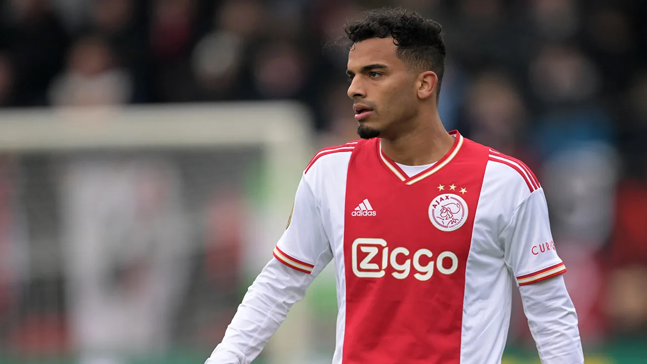 'Owen Wijndal door zaakwaarnemer aangeboden aan Italiaanse topclub' 