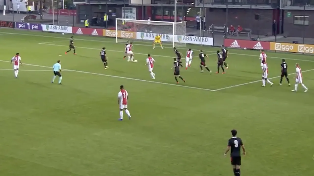 Ekkelenkamp scoort na geweldige Tiki-Taka-aanval Jong Ajax