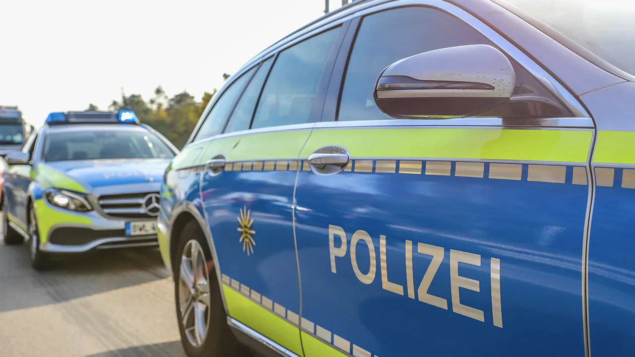 Spookrijder schudt met 300 kilometer per uur 41 politiewagens af in Duitsland