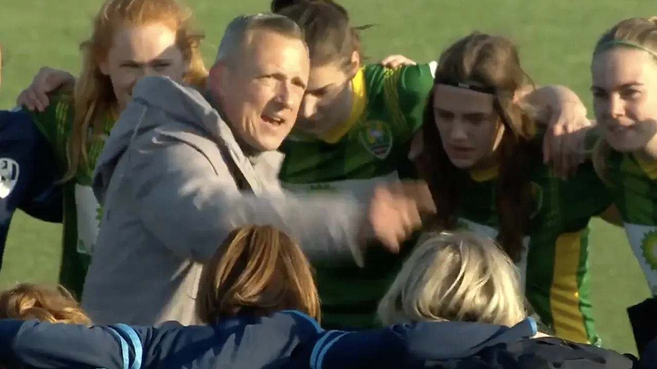 GOUD! Sjaak Polak spreekt ADO-vrouwen toe: 'Jullie zijn he-le-maal tot het gaatje gegaan!'