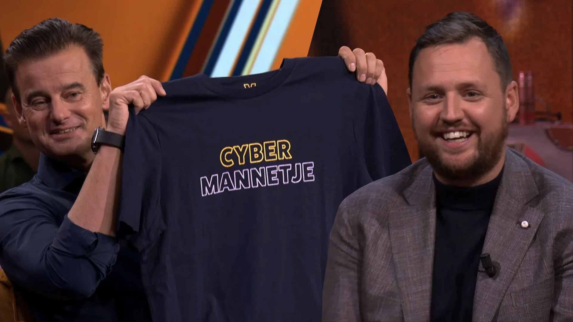 Wilfred verrast Dave Maasland met speciaal Cybermannetje-shirt: ’Nu verkrijgbaar in de webshop!’