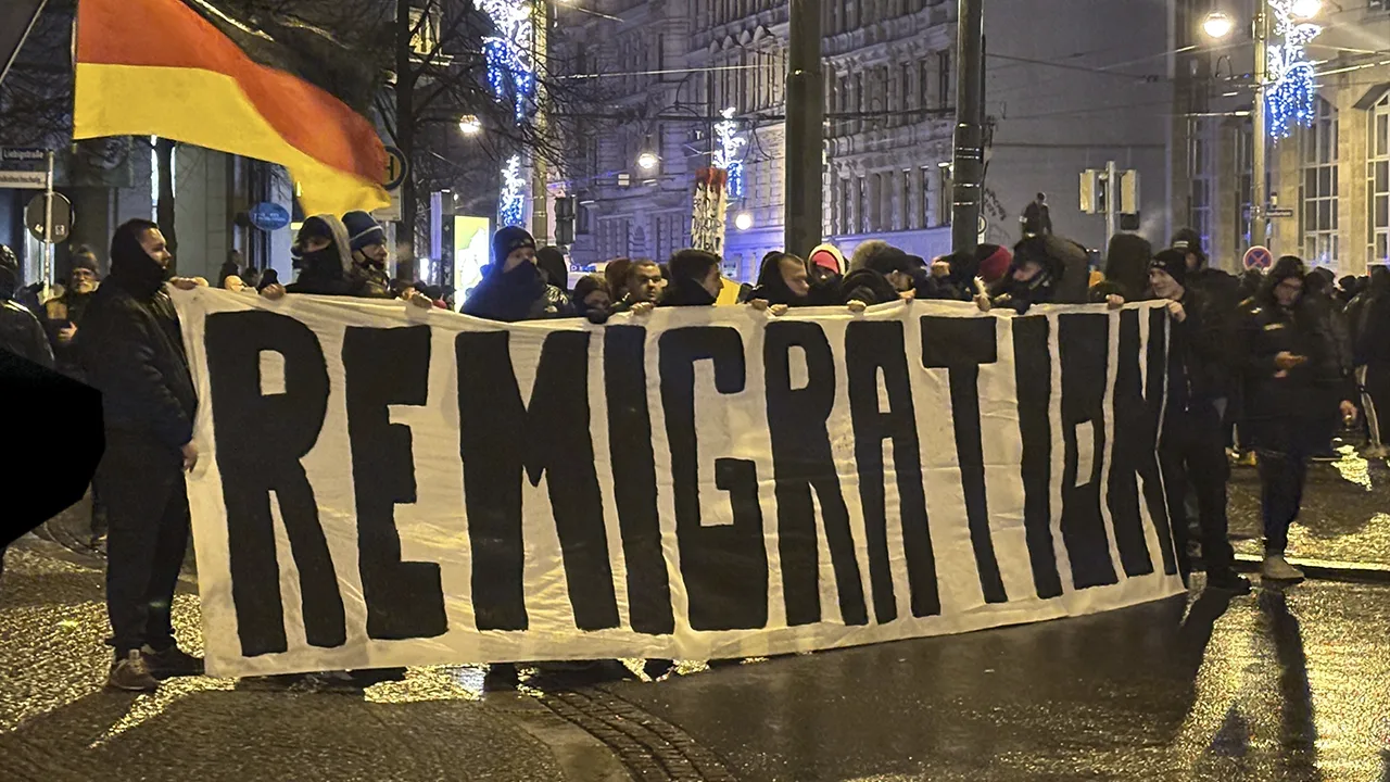 Honderden rechts-extremisten houden mars in Maagdenburg na aanslag op kerstmarkt