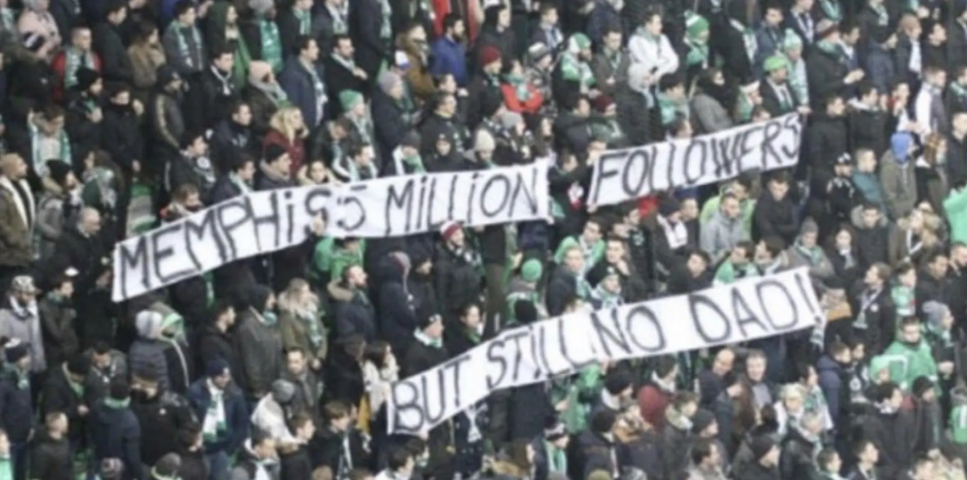 Memphis rekent via Twitter af met misplaatst spandoek