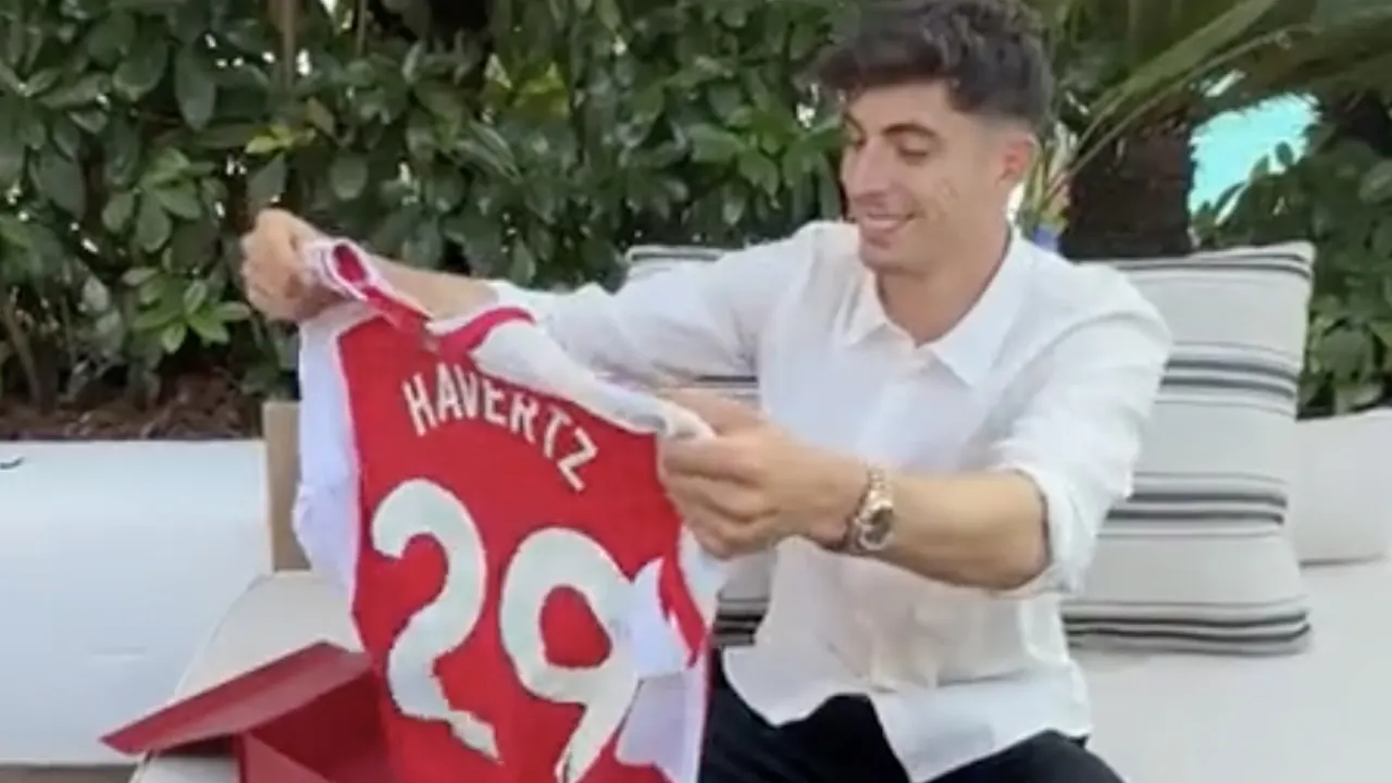 Lol! Havertz ontvangt zijn Arsenal-shirt tijdens bruiloft Chelsea-speler