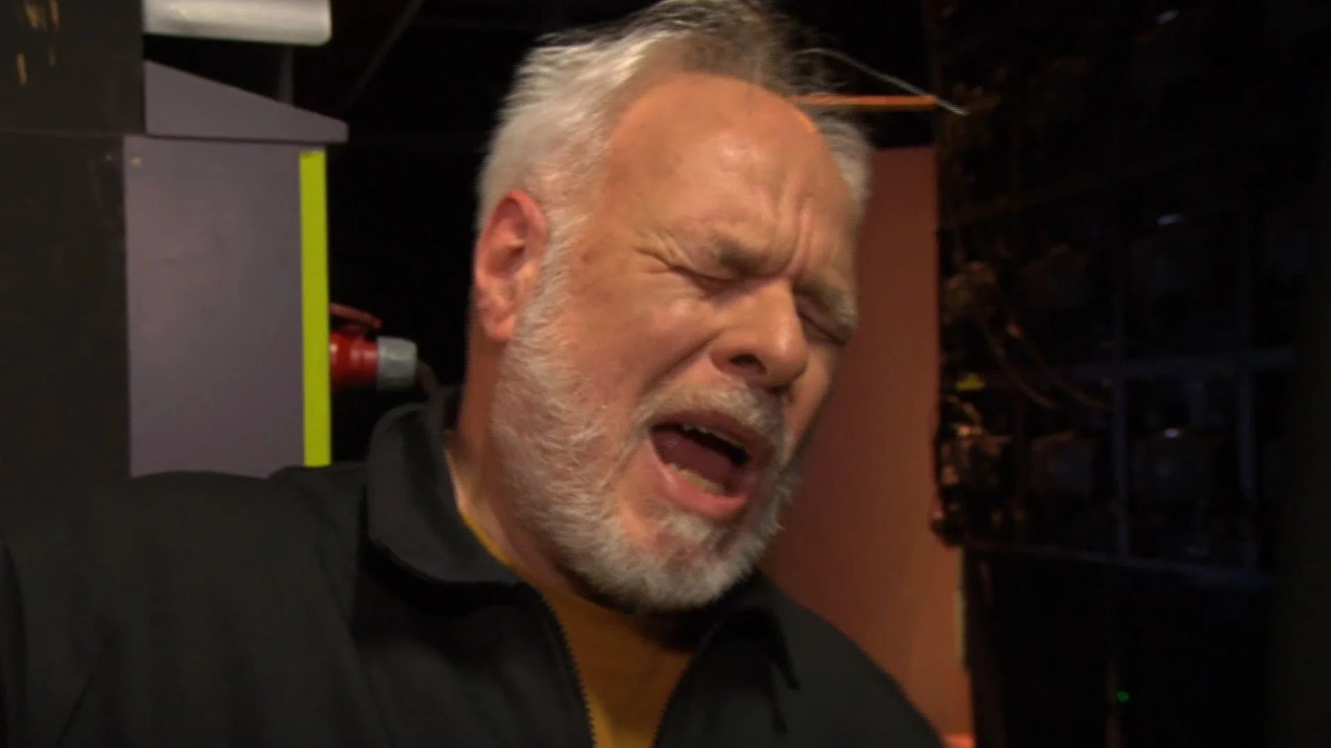 Nico Dijkshoorn zingt uit volle borst zijn truckers song In de Wandelgangen