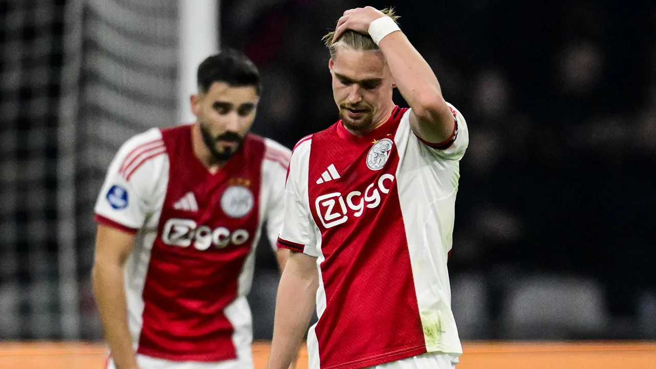 Videogoal: Naujoks loopt eenvoudig door Ajax-defensie en zet Excelsior op voorsprong