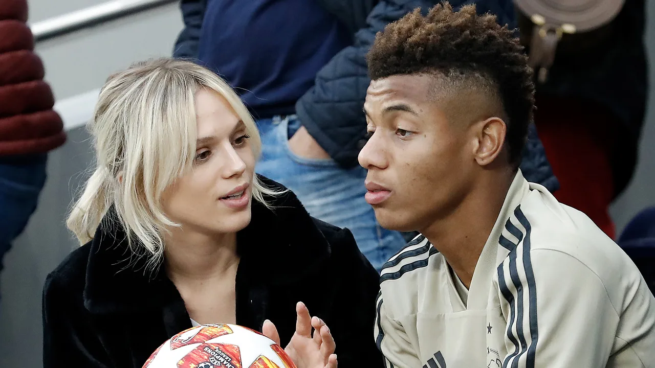 Vriendin David Neres haalt keihard uit naar Ajax