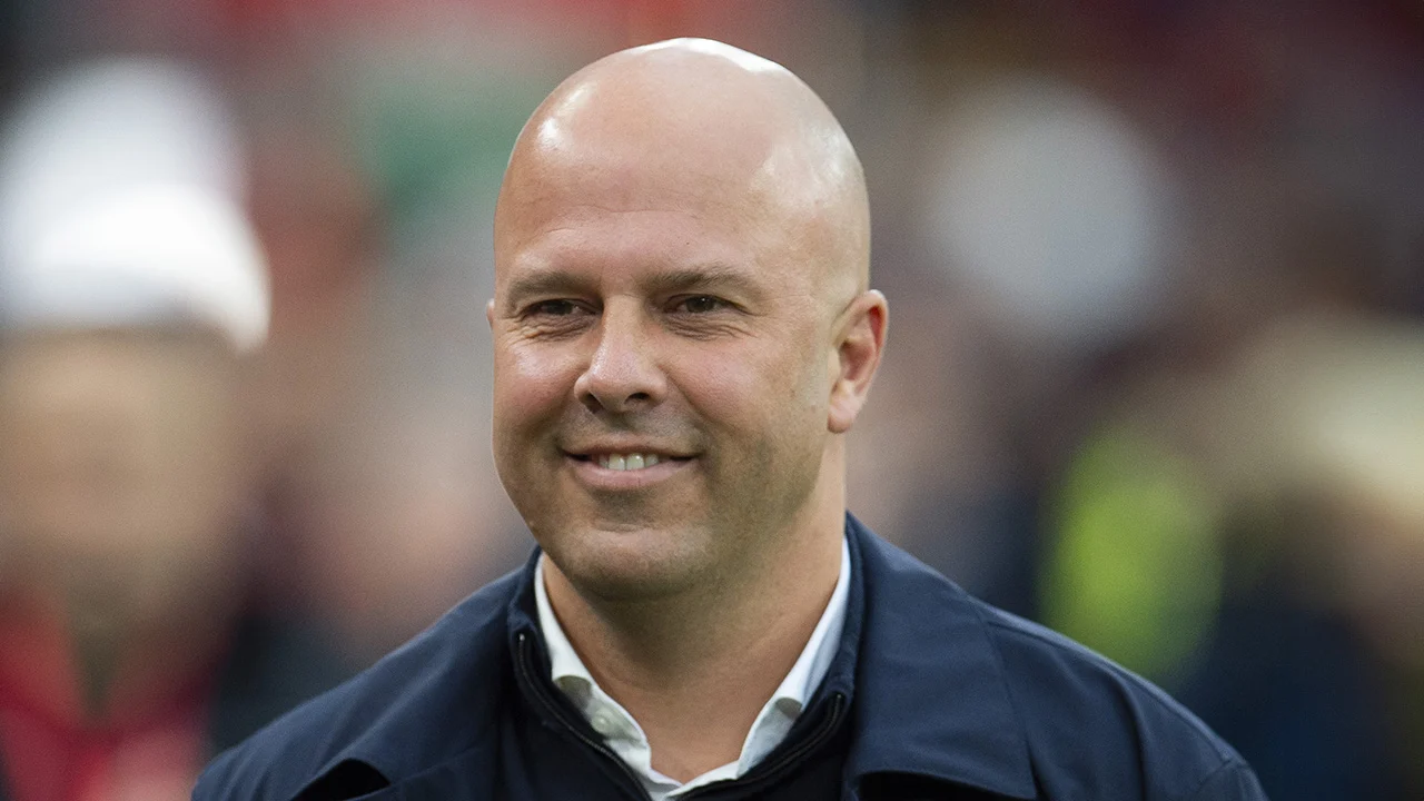 Arne Slot koploper met Liverpool na zeldzame nederlaag Manchester City