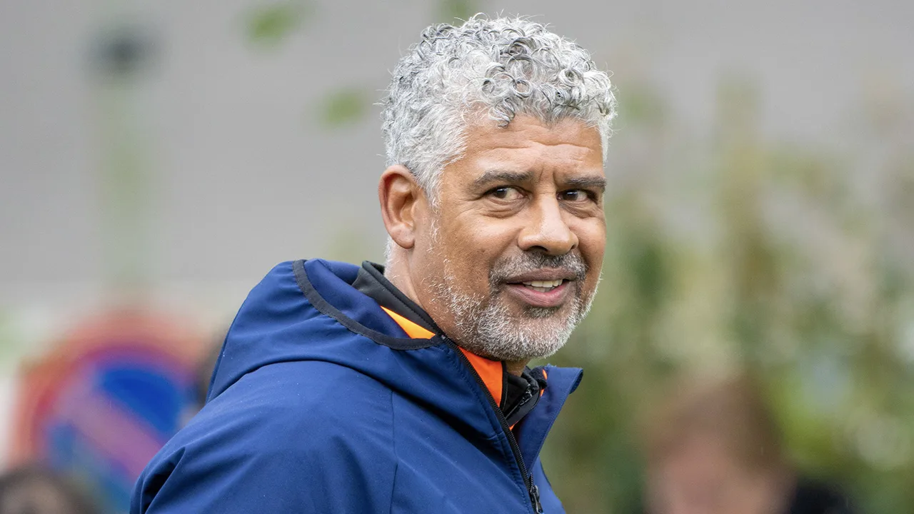 Frank Rijkaard gaat in op uitnodiging Ajax: 'Clubicoon genoot zichtbaar langs het trainingsveld'
