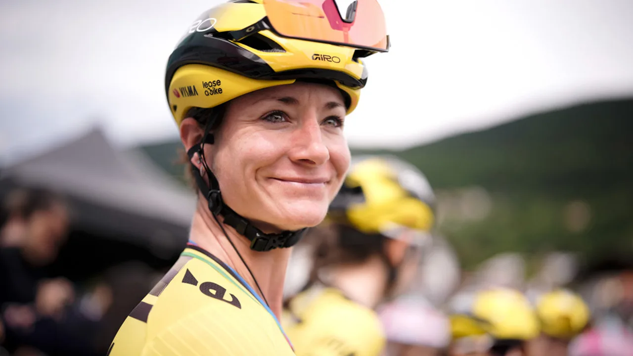 Marianne Vos wint openingsetappe Tour na spannende finale en pakt gele trui