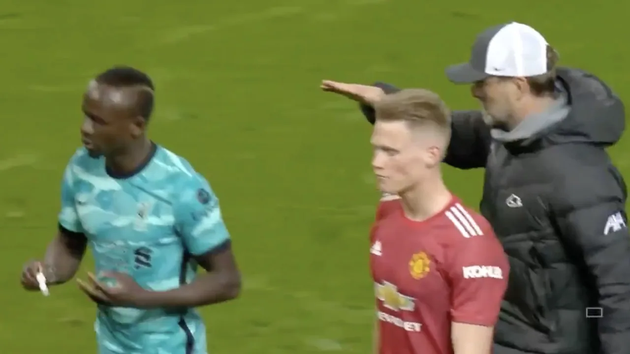 Mané boos door reserverol: negeert high-five Klopp