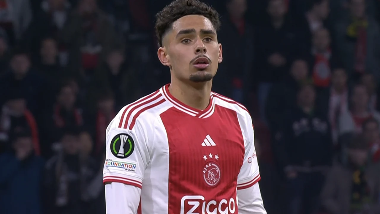 ROOD: Rode kaart voor Gooijer, Ajax tegen Villa is weer tien tegen tien