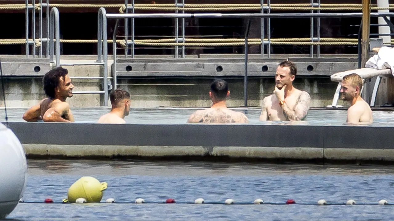 Spelers Oranje zoeken op rustdag verkoeling in zwembad