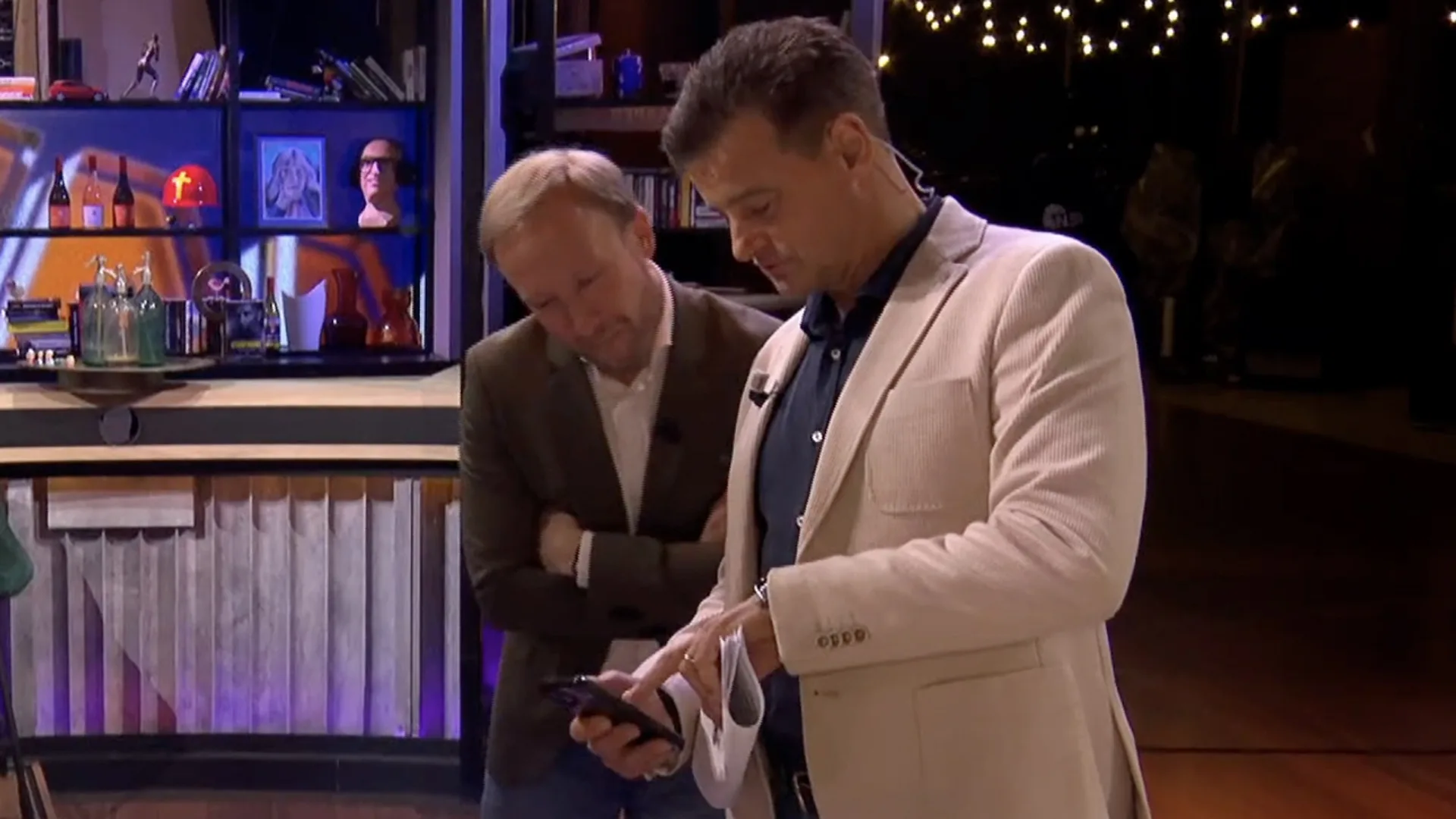 In de Wandelgangen: Wilfred Genee leest binnenkomend appje van Dick Advocaat voor