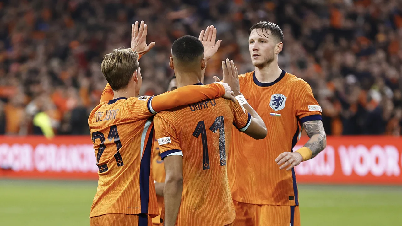Oranje plaatst zich voor kwartfinale Nations League na ruime zege op Hongarije tijdens turbulente avond 