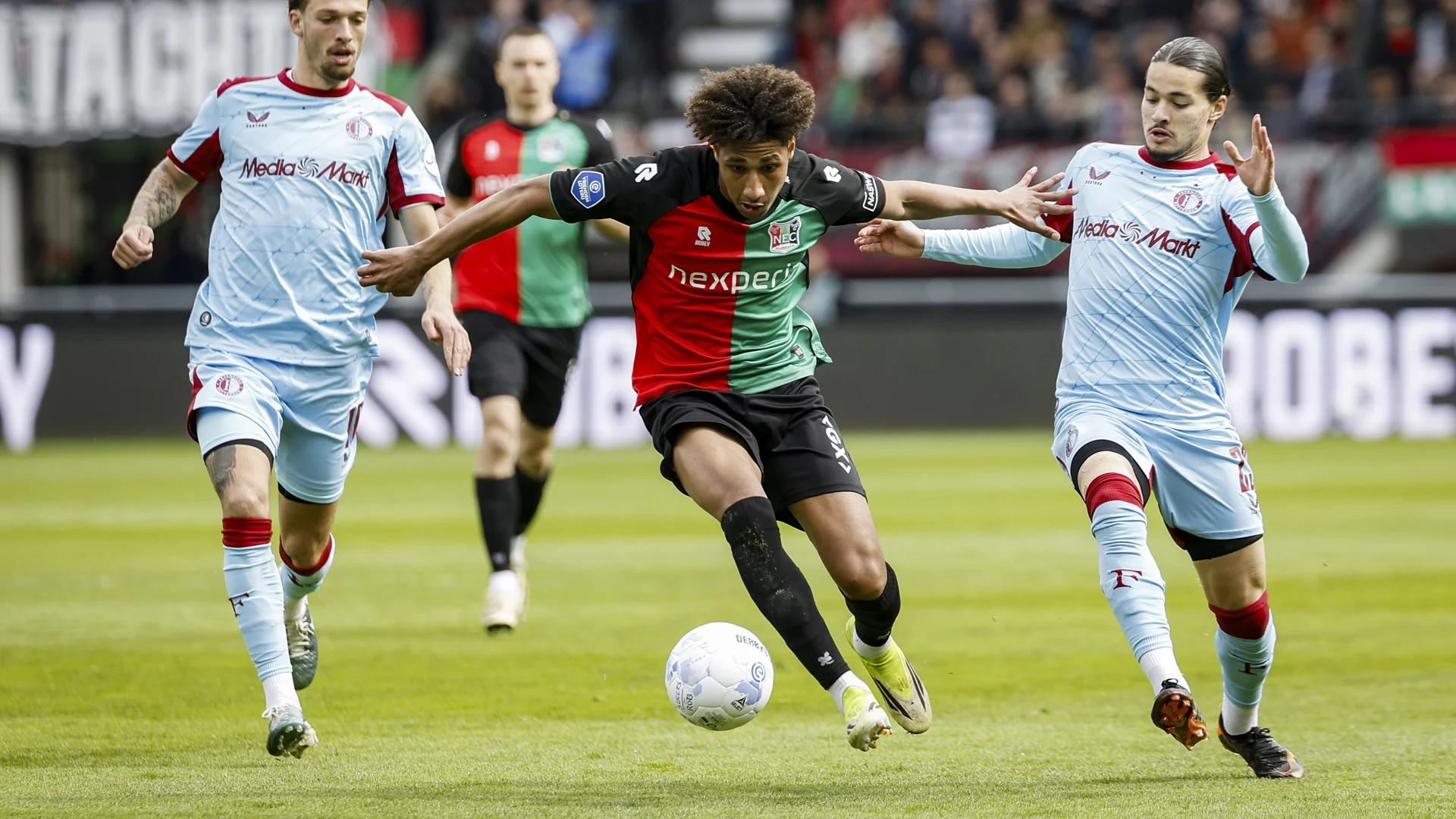 Feyenoord verspeelt zege in blessuretijd tegen NEC na late treffer Danilo