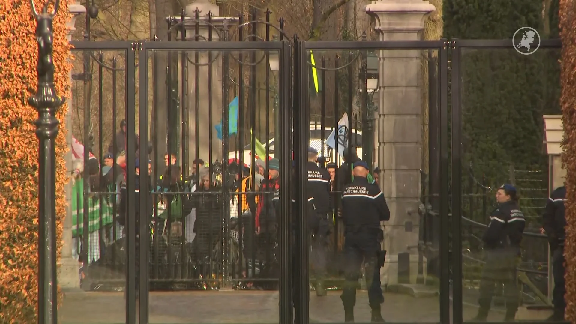 Klimaatactivisten demonstreren bij Huis ten Bosch tijdens beëdiging kabinet