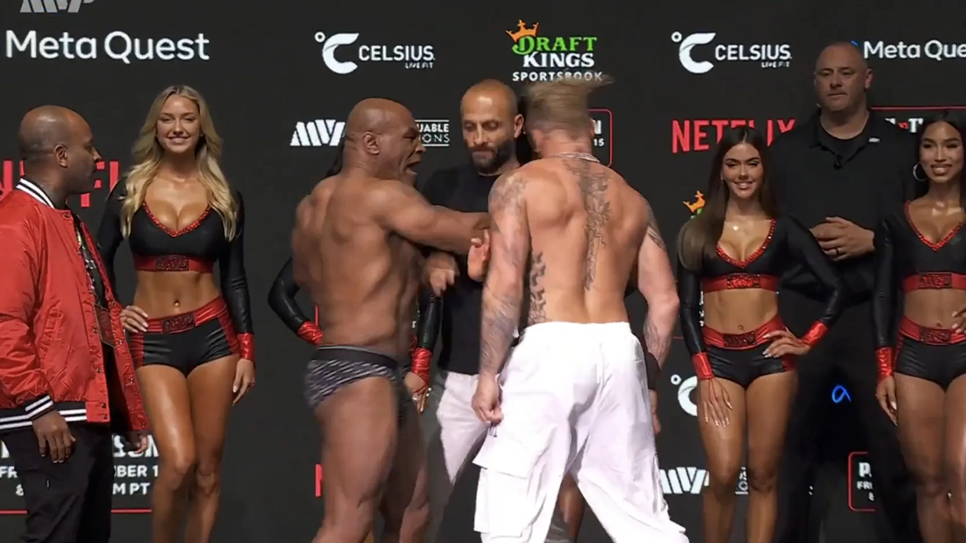 Video: Mike Tyson slaat Jake Paul in gezicht bij weging bokswedstrijd