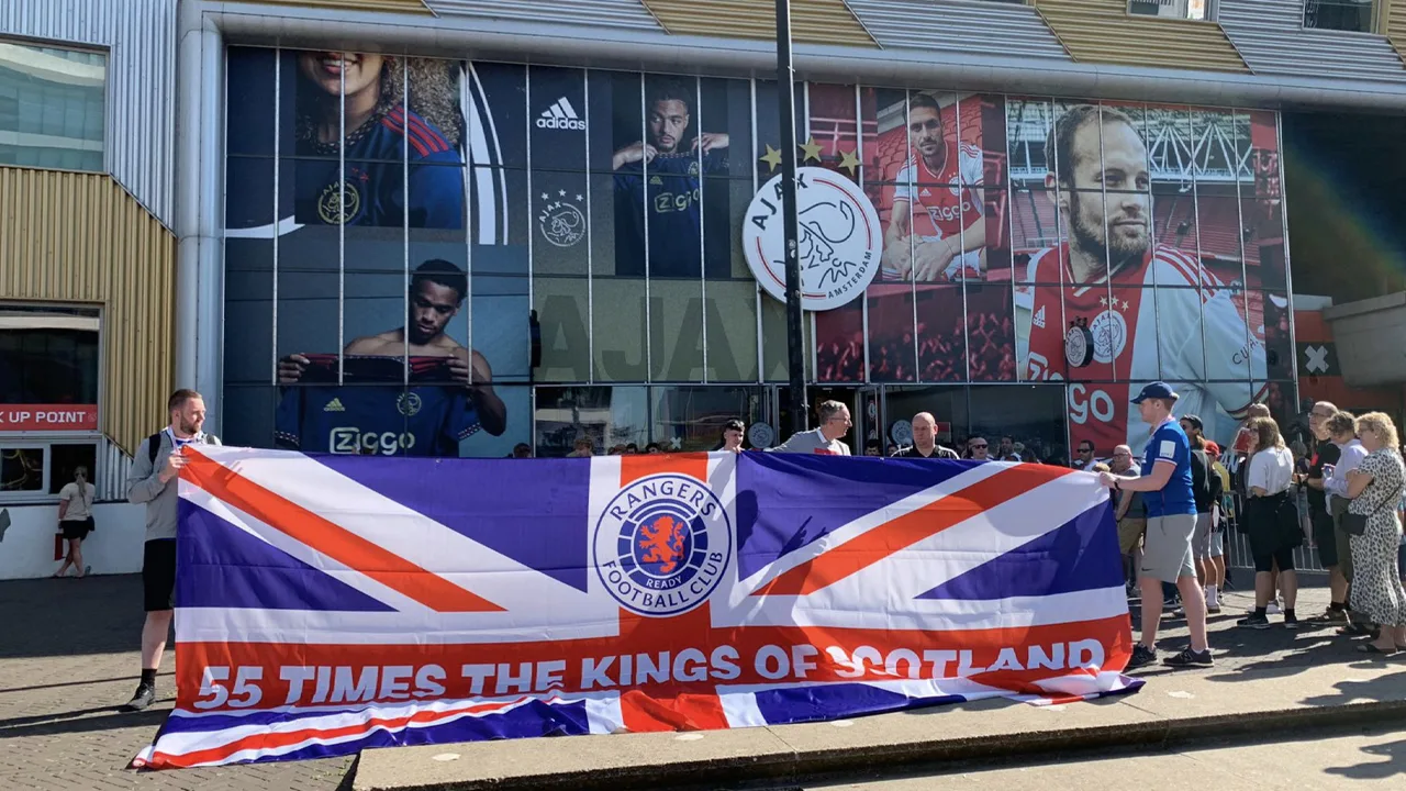 Rangers-fans melden zich bij Johan Cruijff Arena voorafgaand aan duel tegen PSV