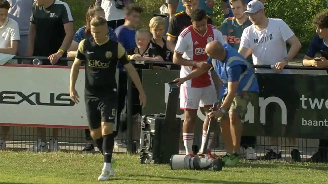 KOEKOEK! Fotograaf vol in gezicht geraakt na actie Ihattaren