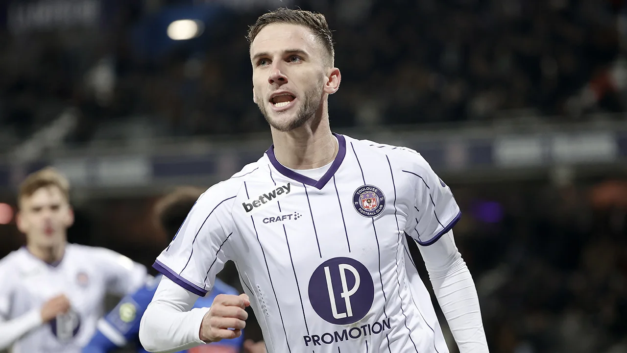 'Ajax haalt Van den Boomen en heeft eerste zomerse versterking binnen'