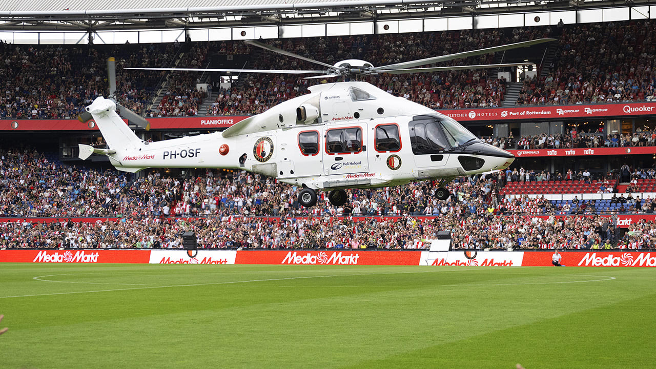 Feyenoord presenteert nieuwe aanwinst via traditionele helikopterlanding op open dag