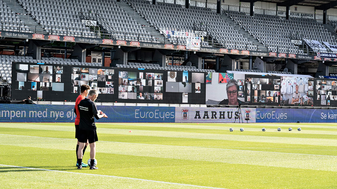 Duizenden voetbalfans via Zoom aanwezig bij competitiewedstrijd