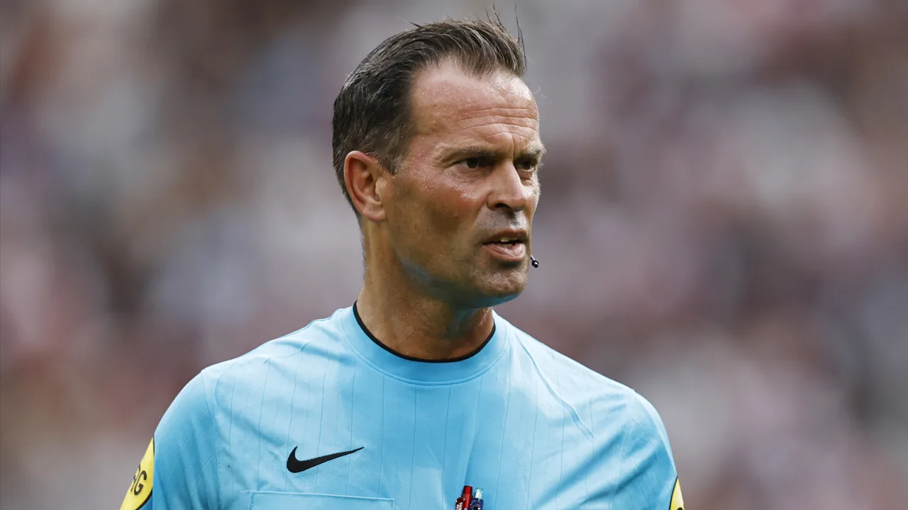 Bas Nijhuis stomverbaasd door bord van supporter: 'Ik dacht: lees ik dat nou goed?'