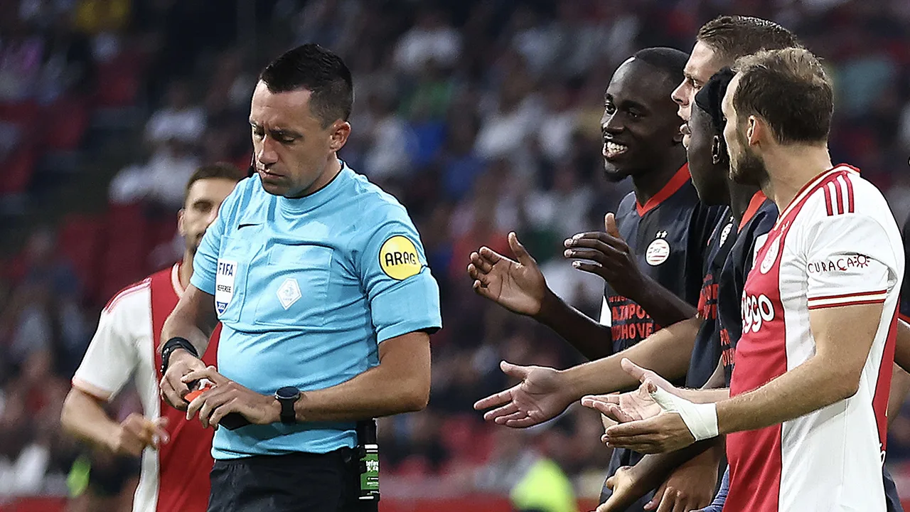 Verbazing om optreden Higler tijdens wedstrijd om Johan Cruijff Schaal: 'Schandalig!'