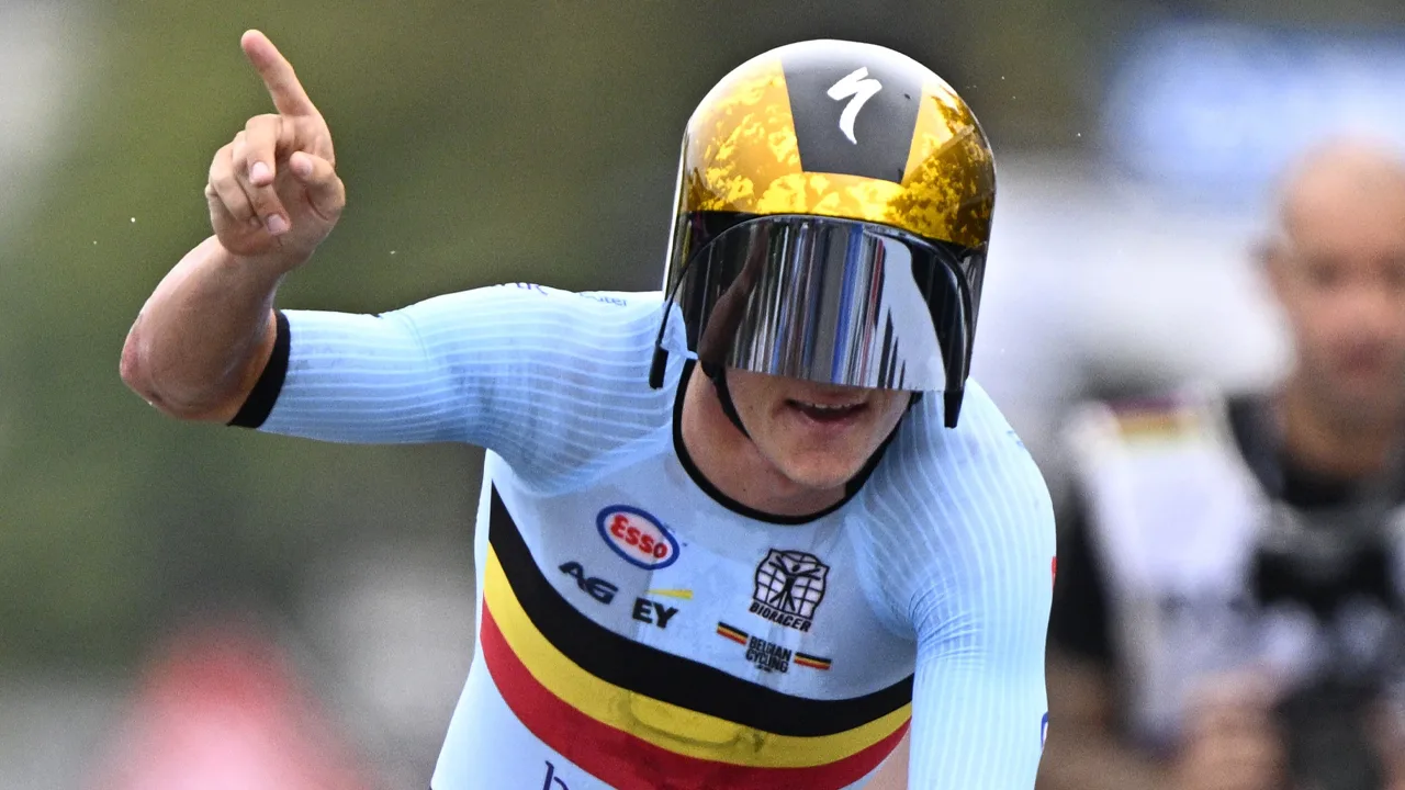 Remco Evenepoel prolongeert wereldtitel tijdrijden