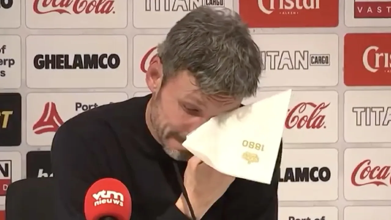 Mark van Bommel neemt geëmotioneerd afscheid als coach van Antwerp