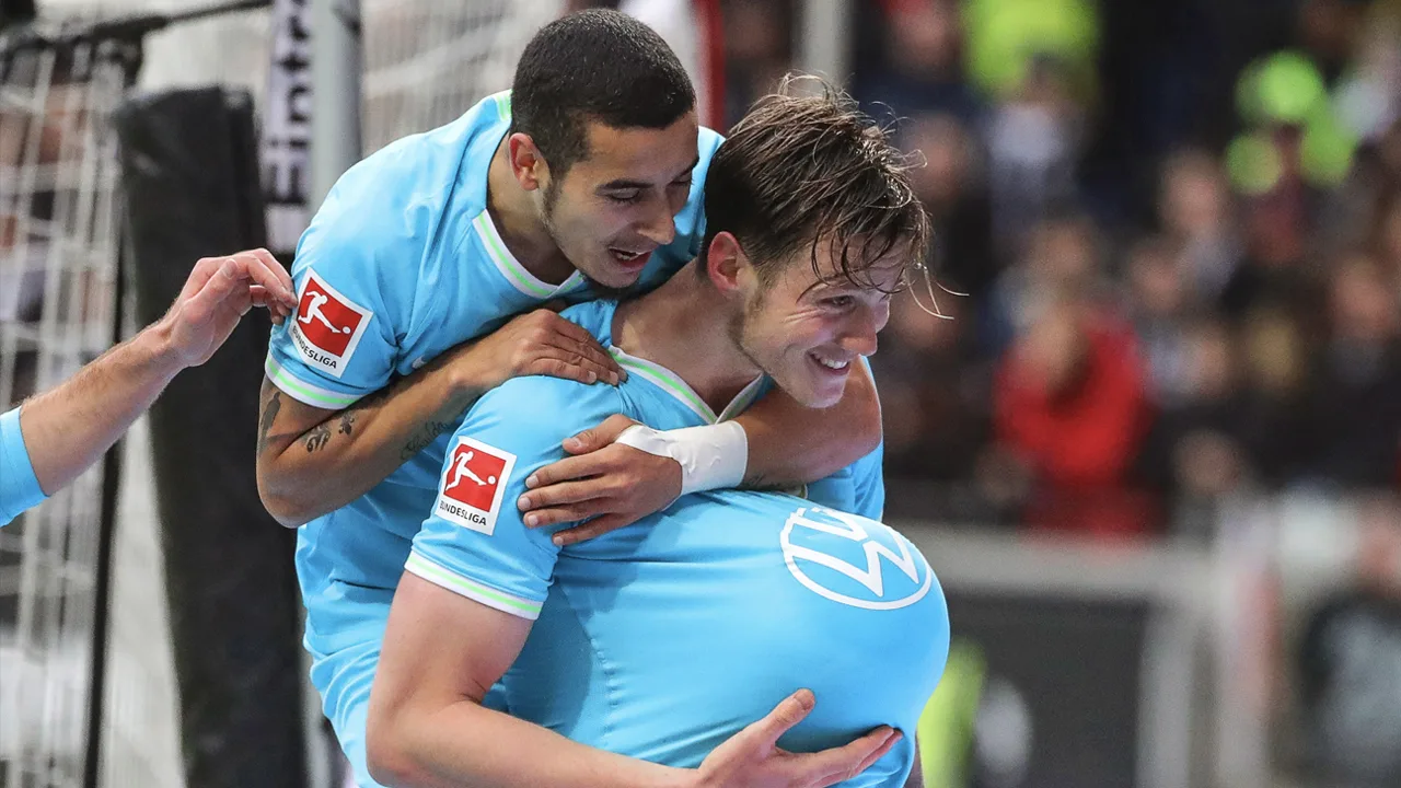 Weghorst leidt Wolfsburg langs club van Dost