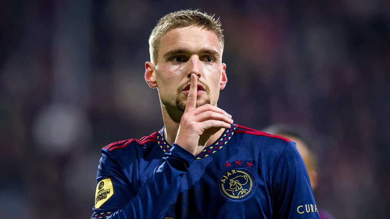 Ajax geeft riante voorsprong weg tegen laagvlieger FC Emmen