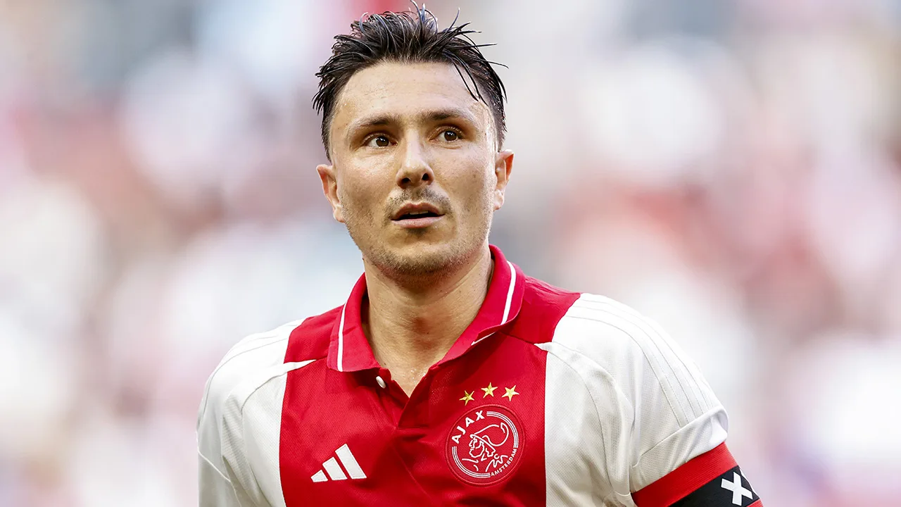'Ajax moet een prestatiecontract voor Steven Berghuis opstellen'
