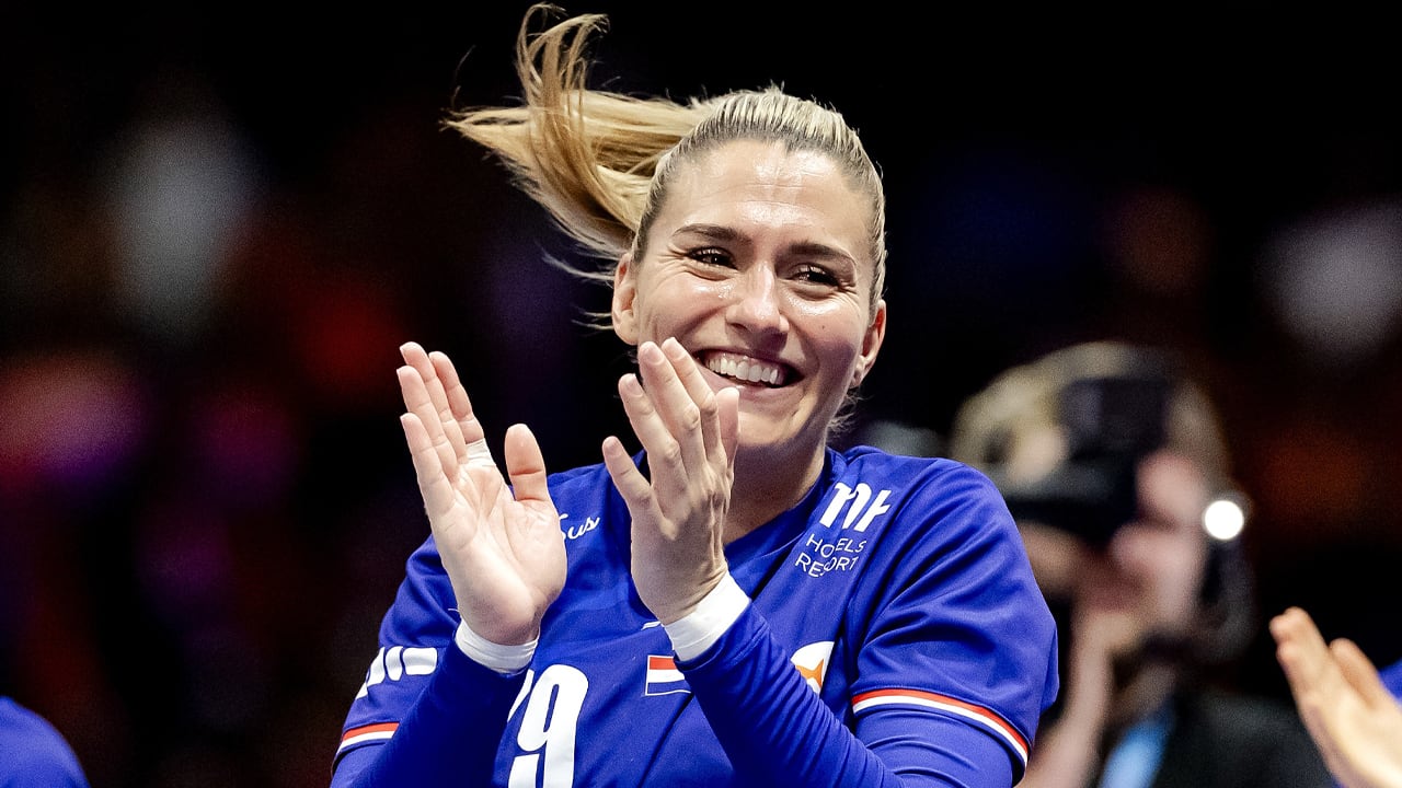 Hoog bezoek voor Nederlandse handbalsters bij WK-kwartfinale tegen Hongarije